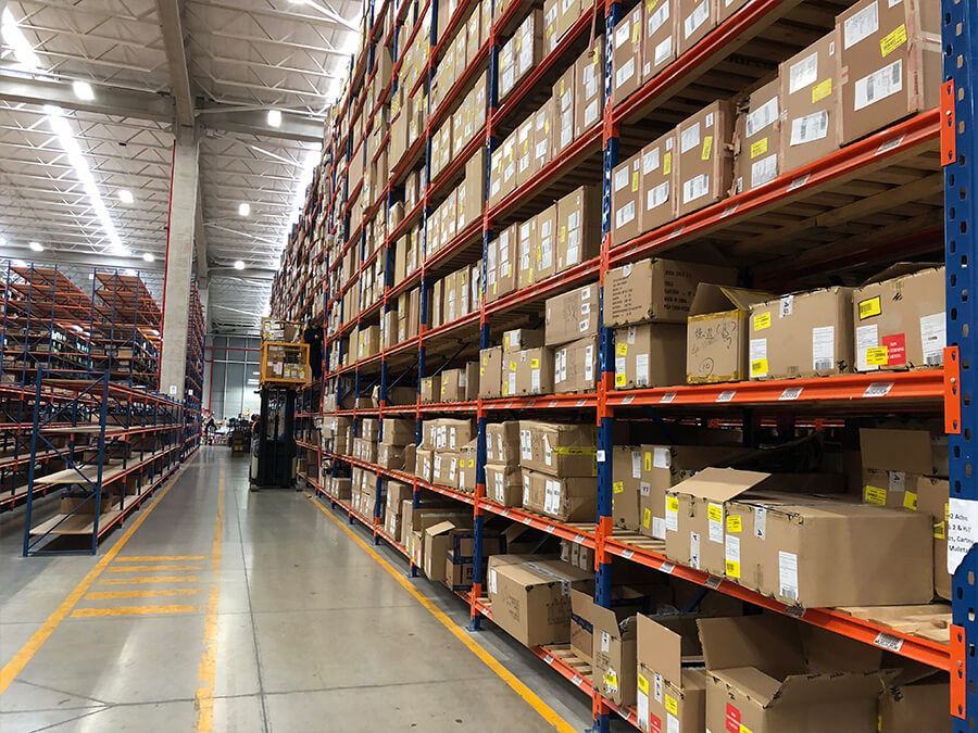 Bodega con Cajas en Sistemas de Almacenaje Metálicos