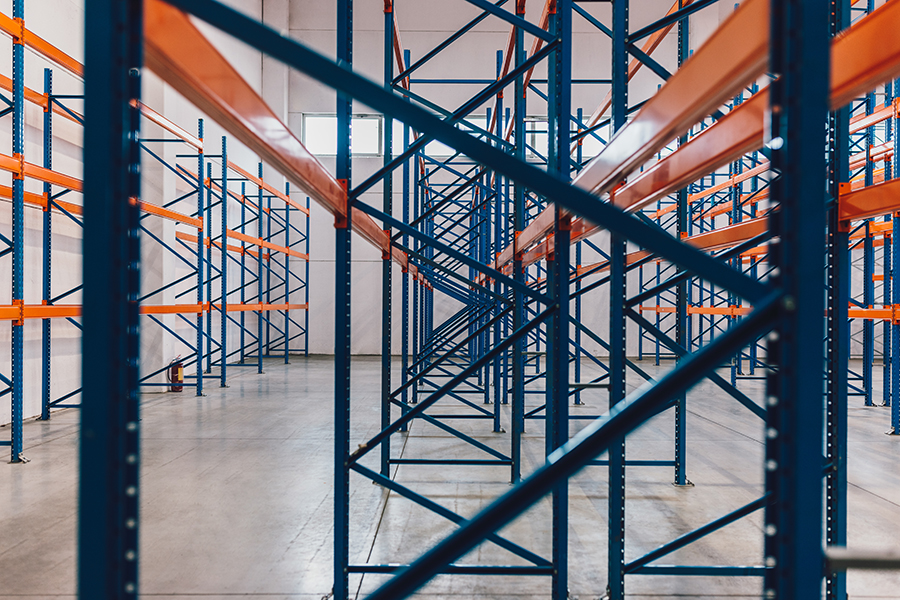 Vista interior de estanterías industriales metálicas vacías en un almacén