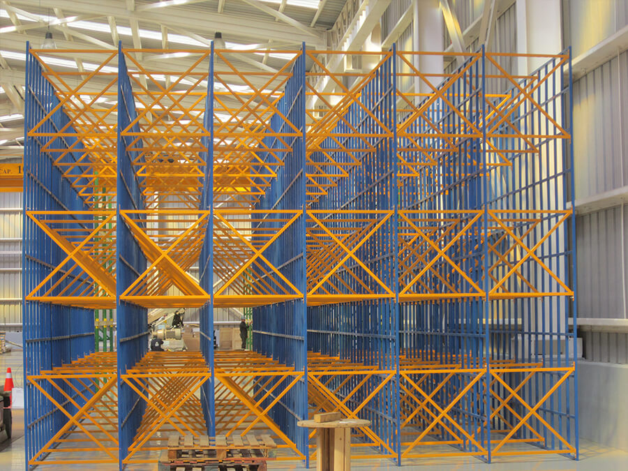 trabajo de instalación de rack metálico drive inn