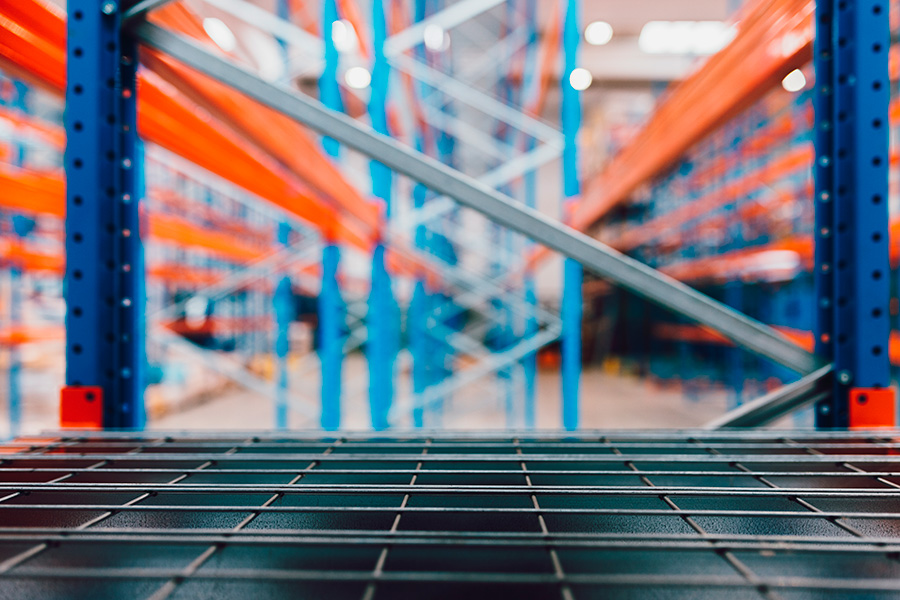 Enfoque Cerca de Racks Metálicos en Bodega