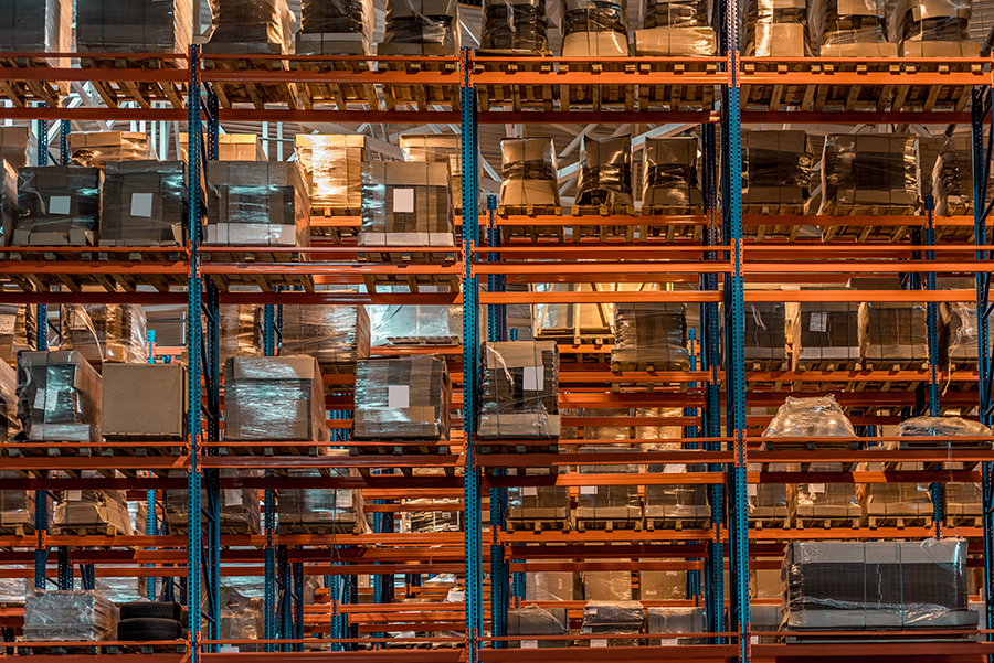 Cajas y Contenedores Acomodadas en Estanterías Industriales Modernas de color azul y rojo