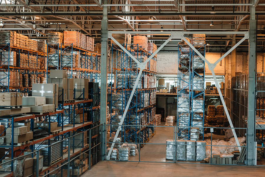 Interior de Almacén Moderno con Cajas y Contenedores organizados en estanterías metálicas